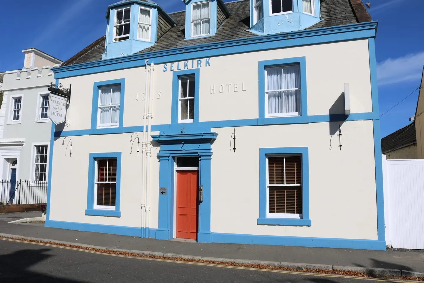 Photo of Selkirk Arms Hotel, a pub near Kirkcudbright, Dumfries and Galloway, southern Scotland.