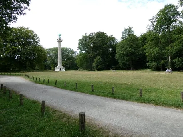Photo of Bridgewater Monument, a folly near Aldbury in the Chilterns, Hertfordshire, eastern England.