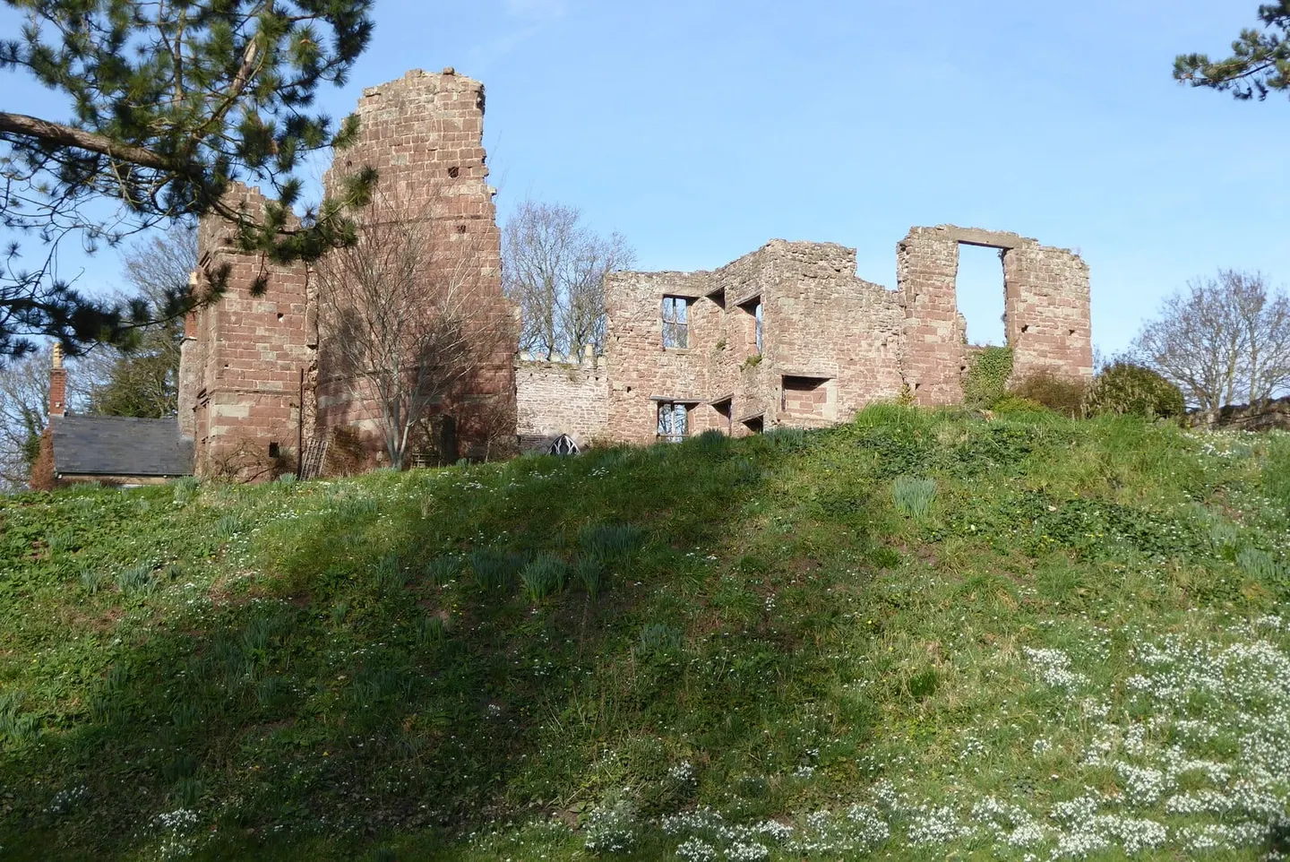 Photo of Wilton Castle, a ruined castle near Ross-on-Wye in the Wye Valley, Herefordshire, central England.