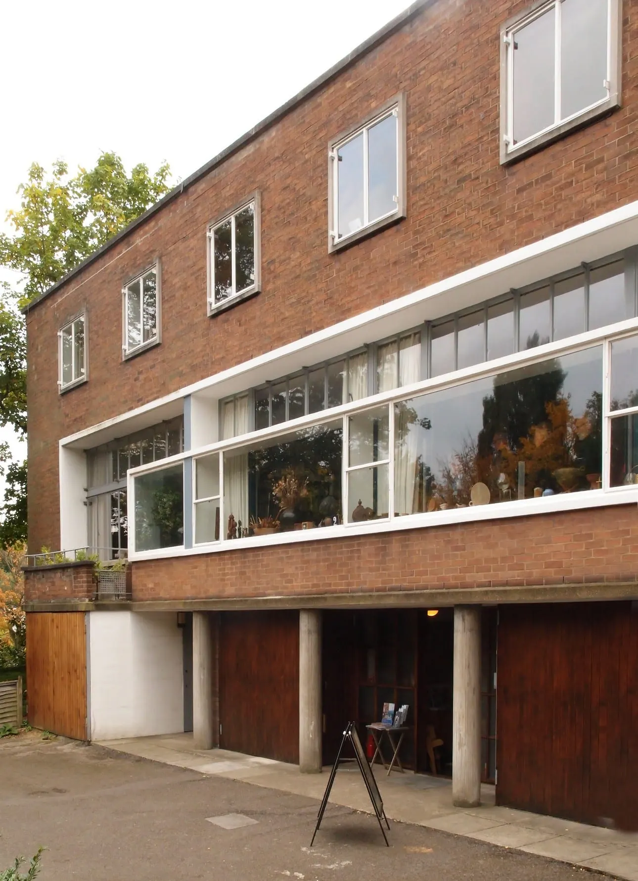 Photo of 2 Willow Road, a house & garden in London, England.