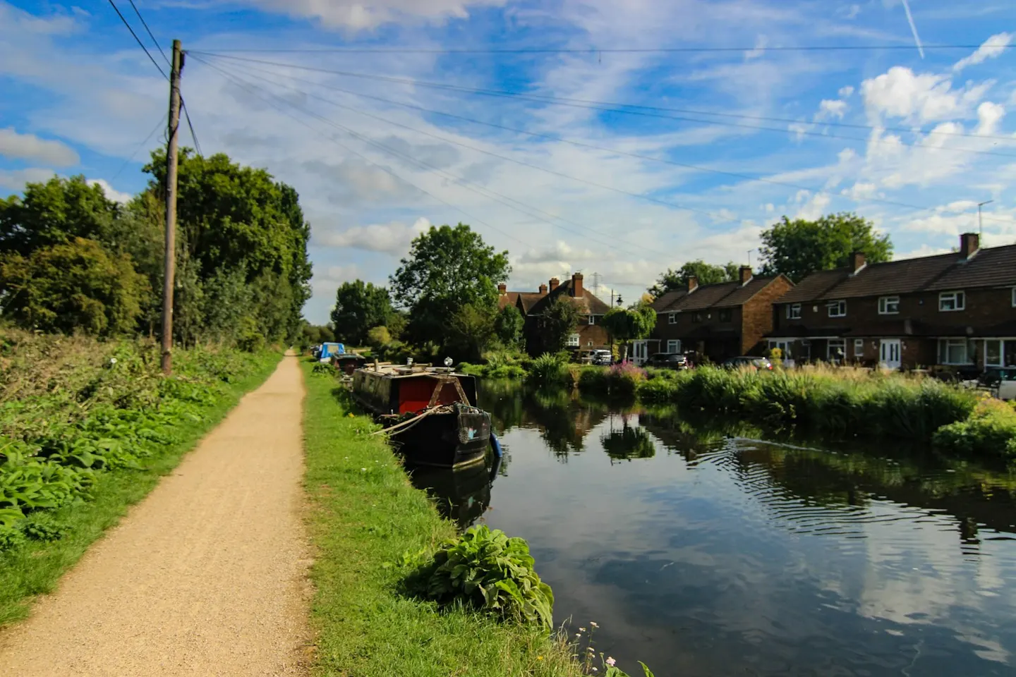 Photo along the Lea Valley Walk, a 50-mile long-distance path running from Luton to Limehouse Basin, England.
