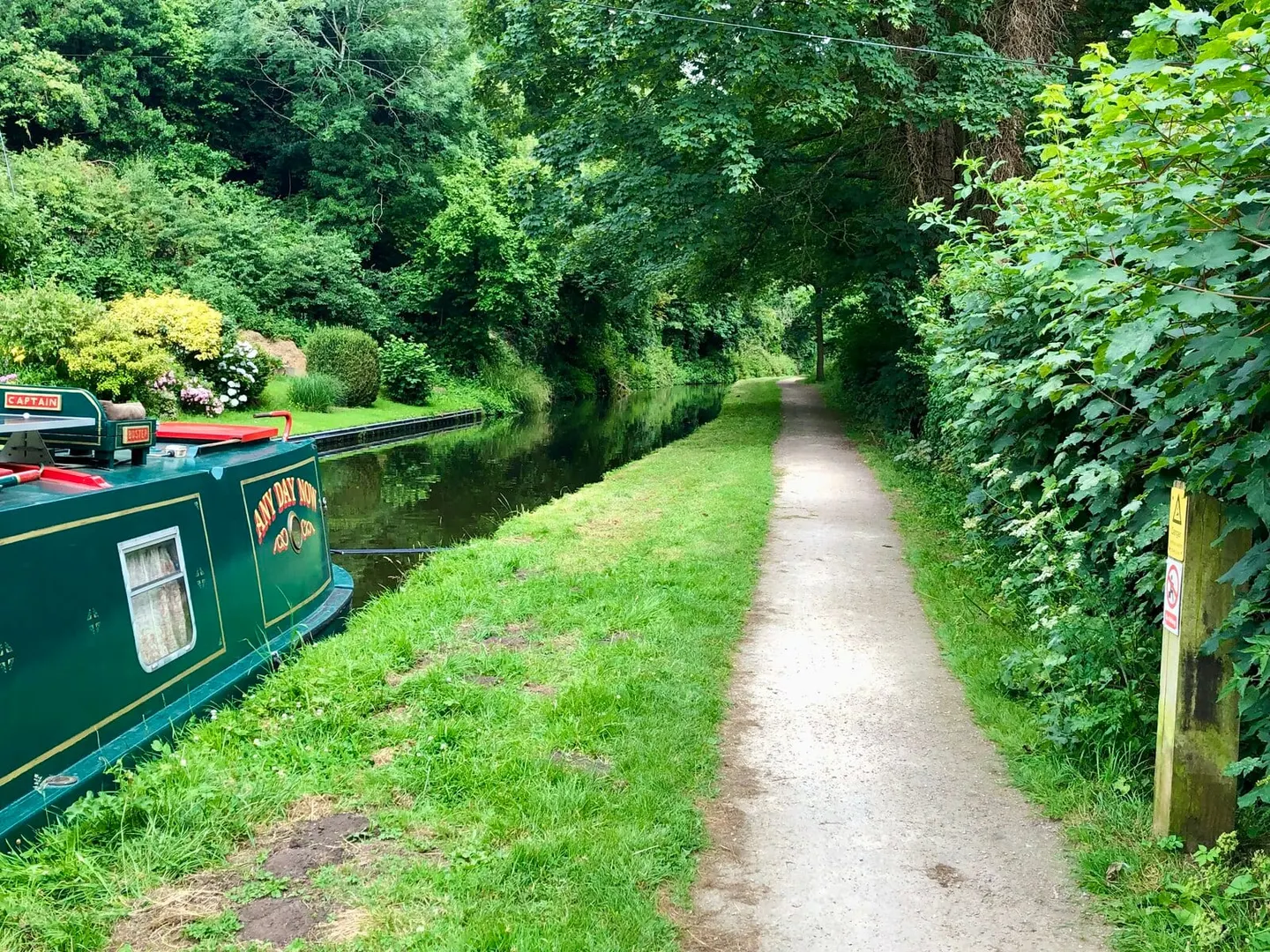 Photo of the Staffordshire & Worcestershire Canal, a 46-mile canal running from Great Haywood Junction to Stourport-on-Severn, central England.