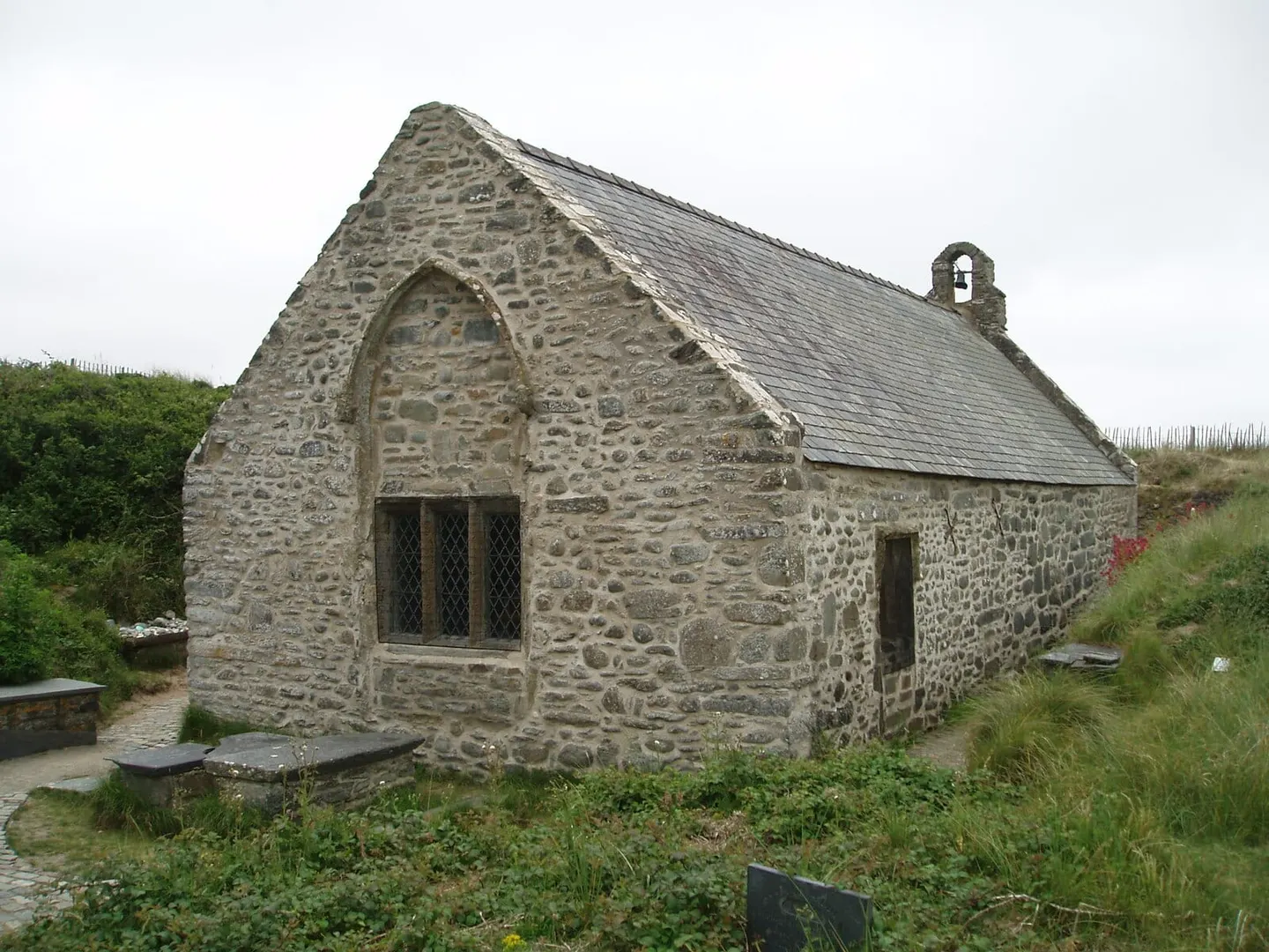 Photo of St Tanwg's Church (Llandanwg), a church in Eryri, Gwynedd, north Wales.