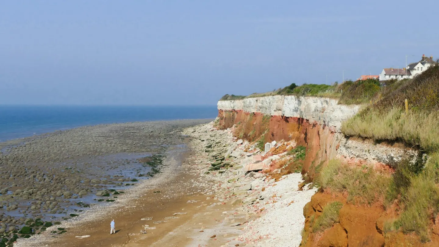 Photo of Hunstanton Cliffs, a rock formation in Norfolk, eastern England.