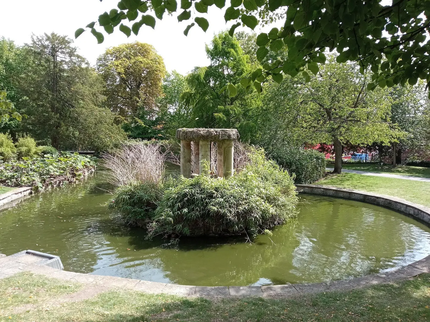 Photo of Lincoln Arboretum, a Grade II registered house & garden in Lincolnshire, central England.