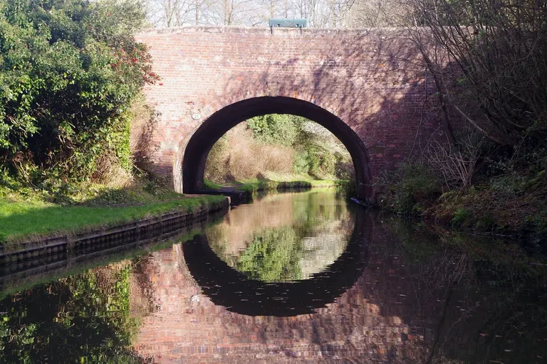 Photo of the Stratford-upon-Avon Canal, a 26-mile canal running from King's Norton Junction to Stratford-upon-Avon, central England.