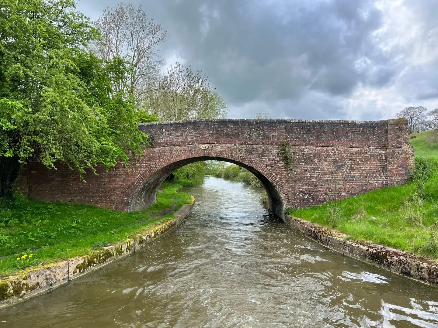 Photo of the Grand Union Canal, a 137-mile canal running from Brentford to Birmingham, England.
