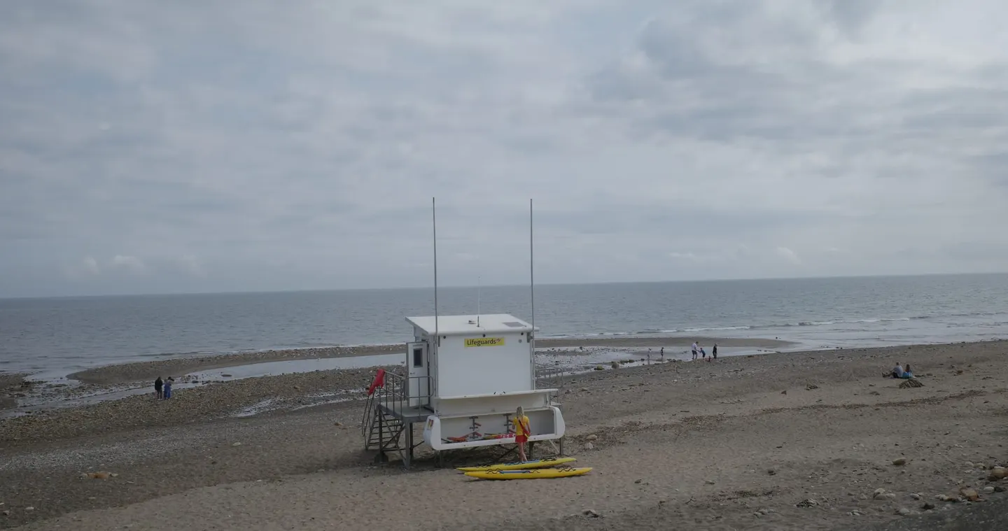 Photo of Sandsend Beach, a swimming spot in North Yorkshire, northern England.