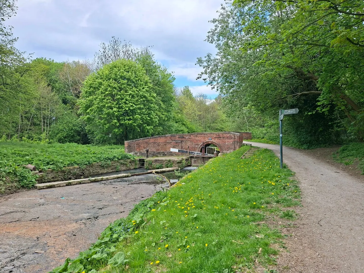 Photo of the Chesterfield Canal, a 46-mile canal running from West Stockwith to Chesterfield, England.