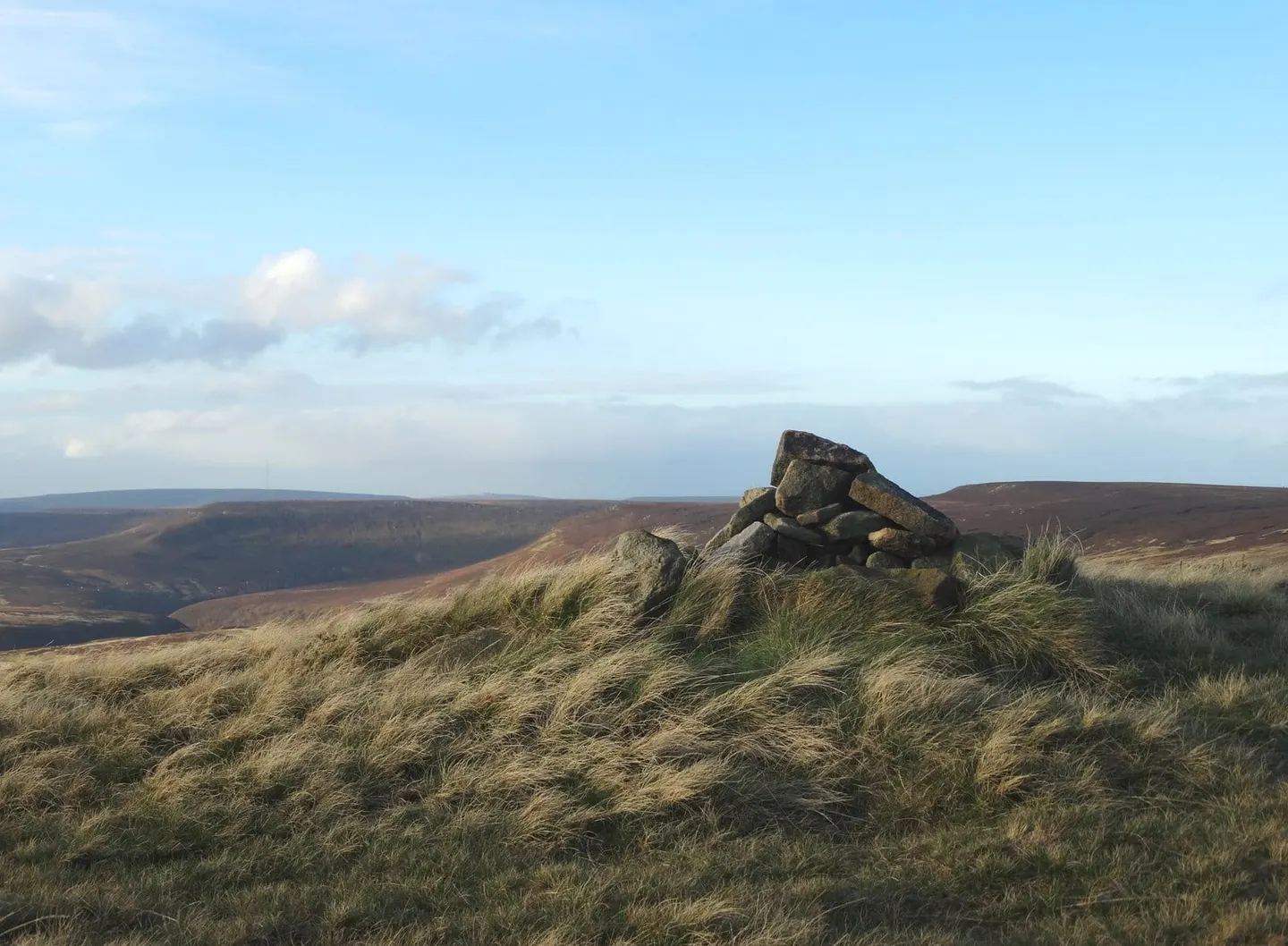 Photo: Howden Edge, a 550m hill near Edale in the Peak District, South Yorkshire, northern England.