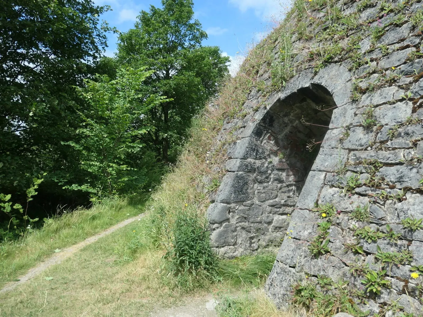 Photo of Hoffmann Kiln, North Yorkshire — One of the arched entrances in the outer wall.