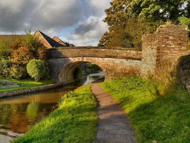 Photo of the Macclesfield Canal, a 26-mile canal running from Marple Junction to Hall Green, England.