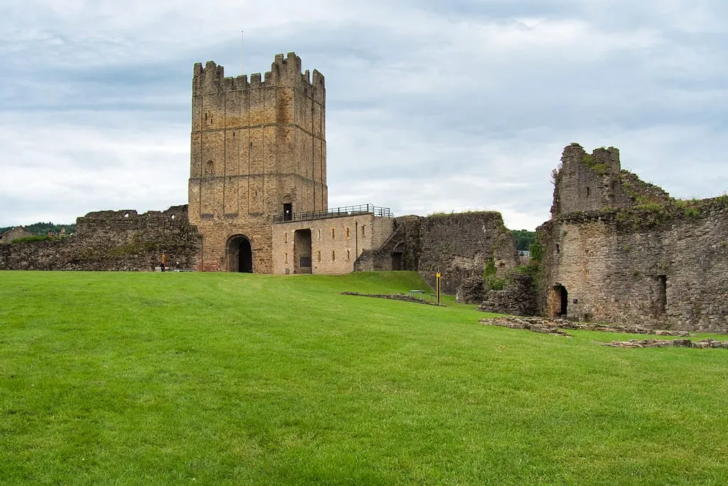 Photo of Richmond Castle, a ruined castle in North Yorkshire, northern England.