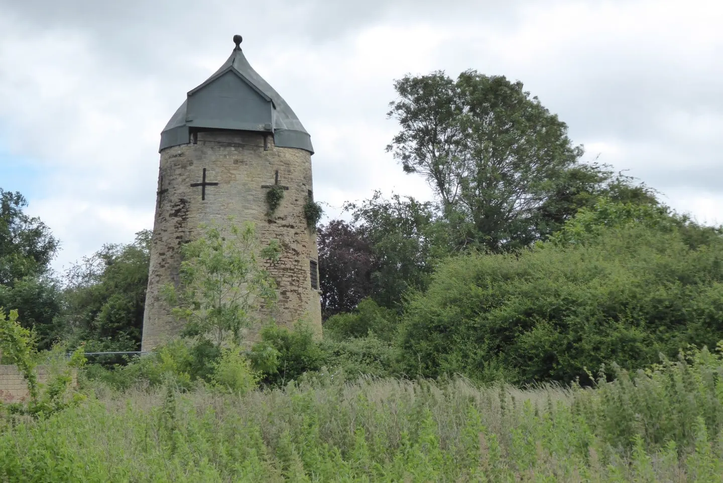 Photo of North Leigh Windmill, a windmill in Oxfordshire, south east England.