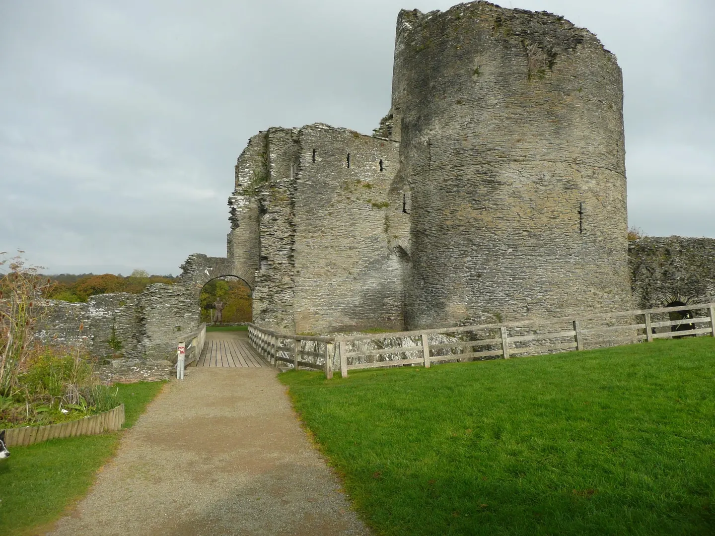 Photo of Cilgerran Castle, a ruined castle in Pembrokeshire, south west Wales.