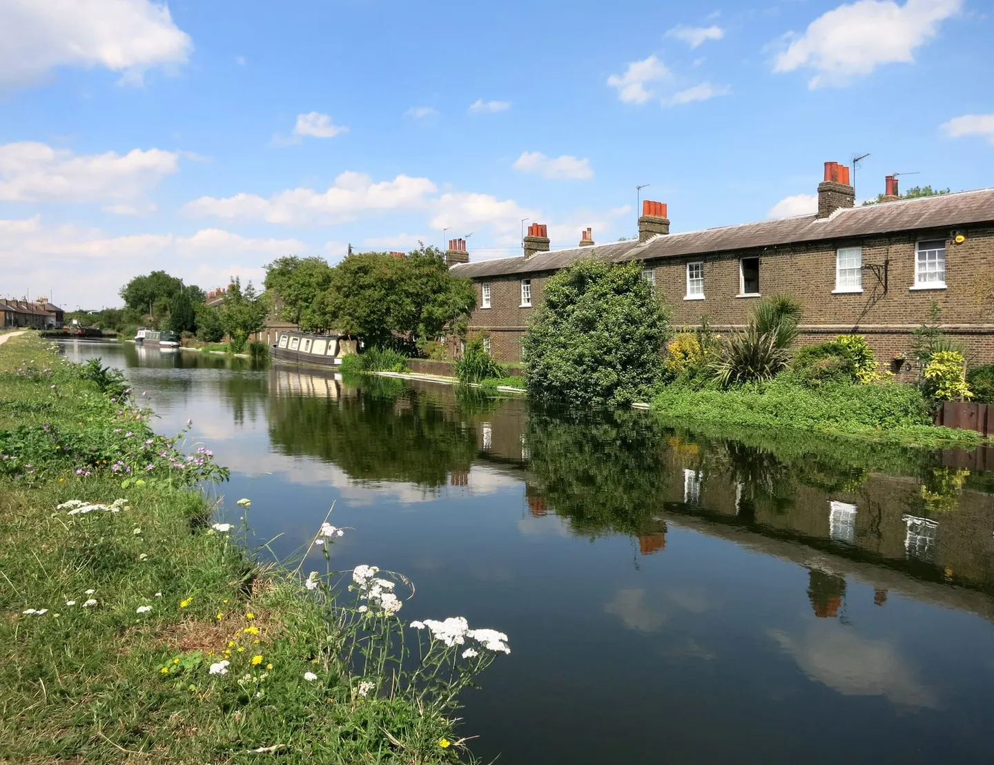 Photo of the Lee Navigation, a 28-mile river navigation running from Hertford to Bow Locks, England.