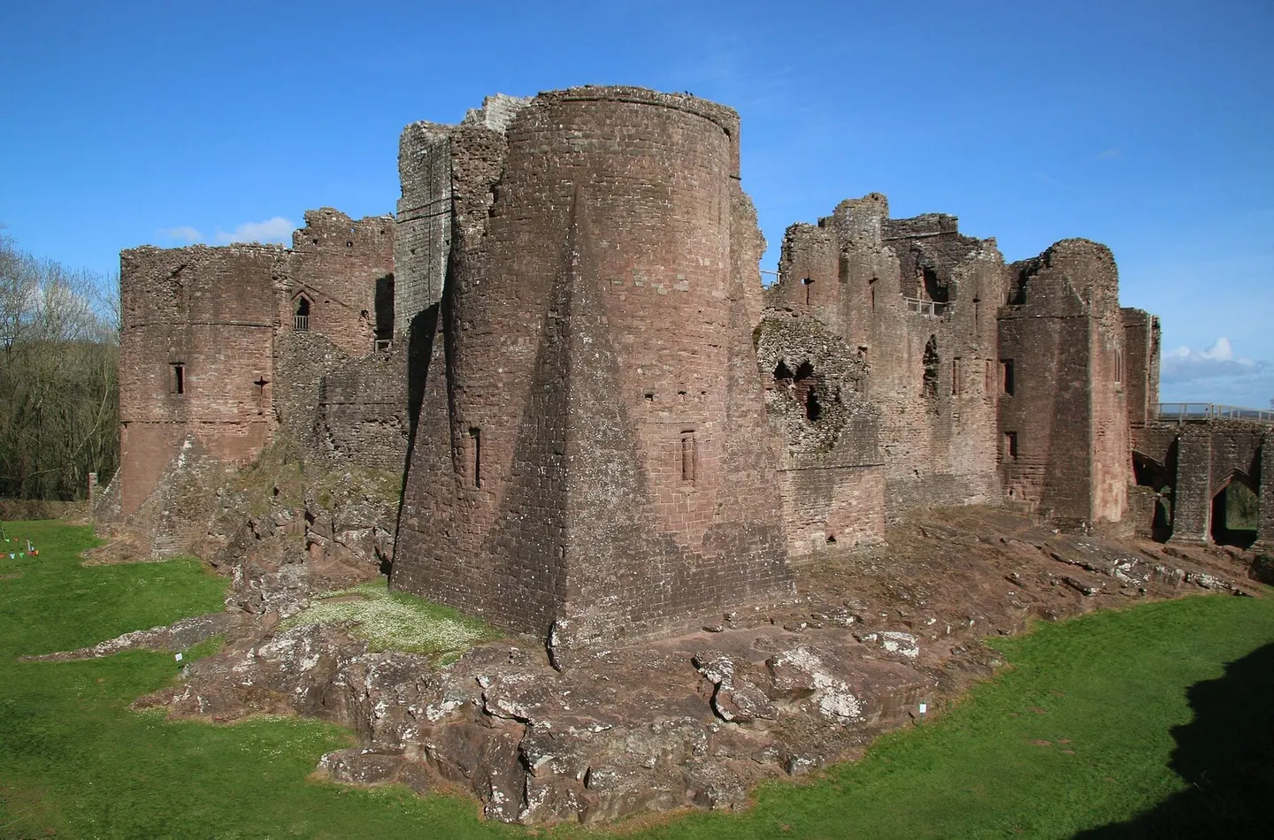 Photo of Goodrich Castle, a ruined castle near Ross-on-Wye in the Wye Valley, Herefordshire, central England.