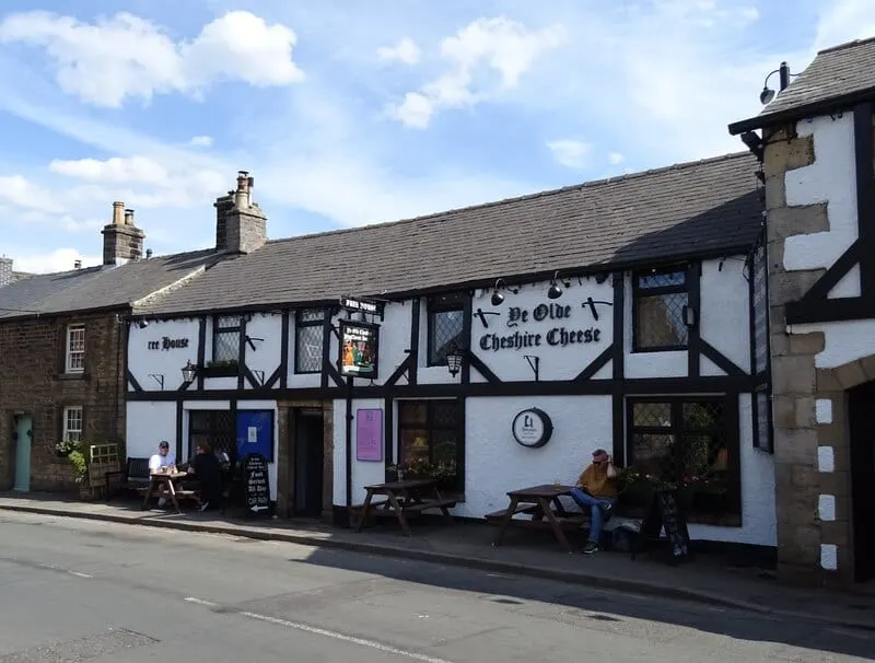Photo of Ye Olde Cheshire Cheese Inn, a pub near Castleton in the Peak District, Derbyshire, central England.