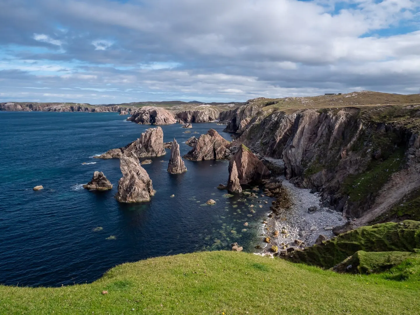 Photo: Mangersta Sea Stacks, a viewpoint near Uig, Na h-Eileanan Siar, the Scottish Highlands and Islands.