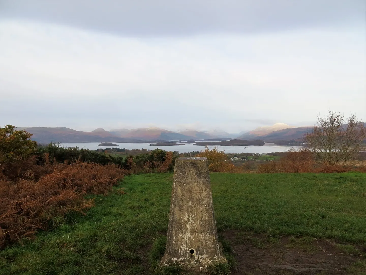 Photo: Duncryne Hill, a viewpoint near Gartocharn in Loch Lomond & The Trossachs, West Dunbartonshire, central Scotland.