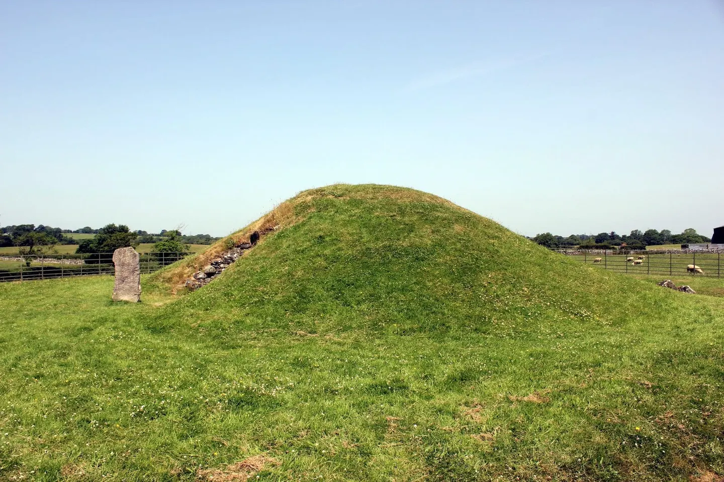 Photo of Bryn Celli Ddu, a henge near Llanfairpwllgwyngyll, Anglesey, north Wales.