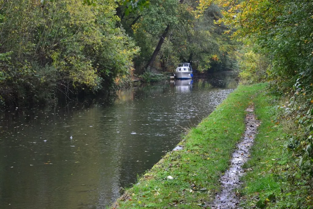 Photo of the Basingstoke Canal, a 32-mile canal running from West Byfleet to Greywell, south east England.