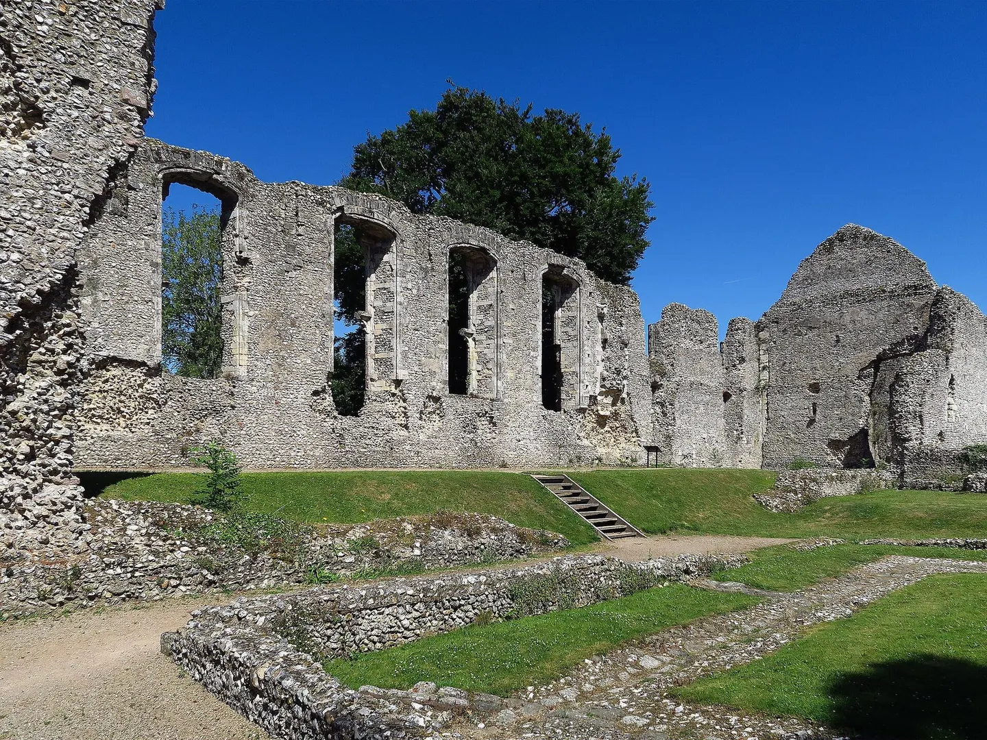 Photo of Bishop's Waltham Palace, a ruined palace in Hampshire, south east England.