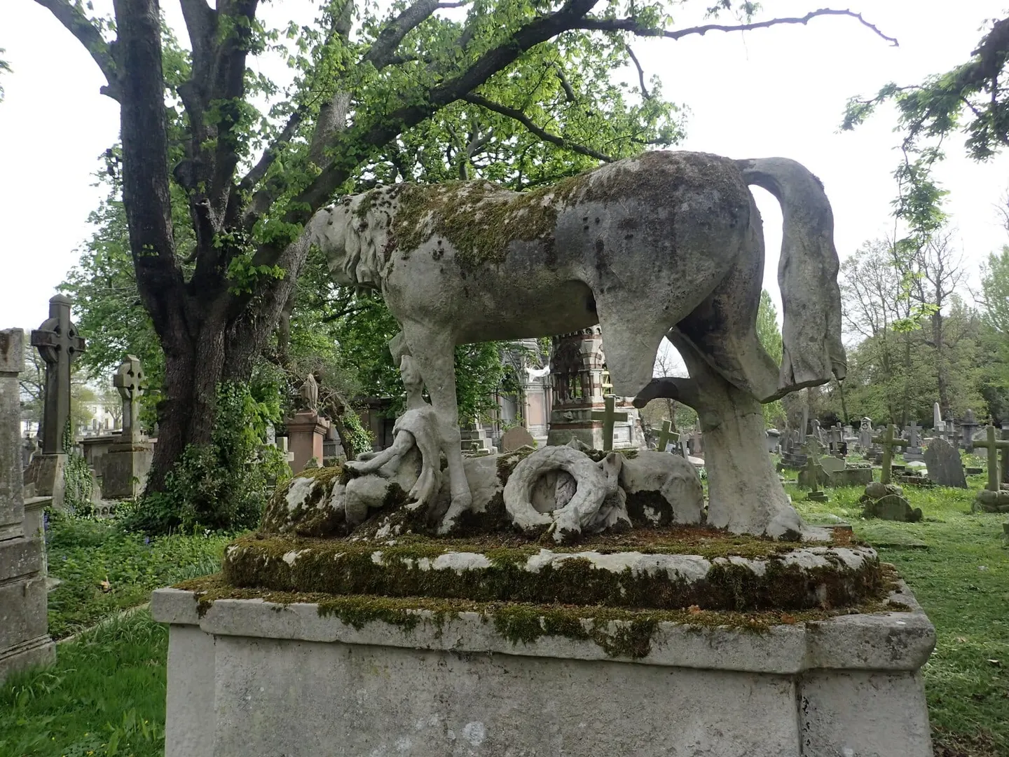 Photo of Kensal Green Cemetery, a Grade I registered house & garden in London, England.