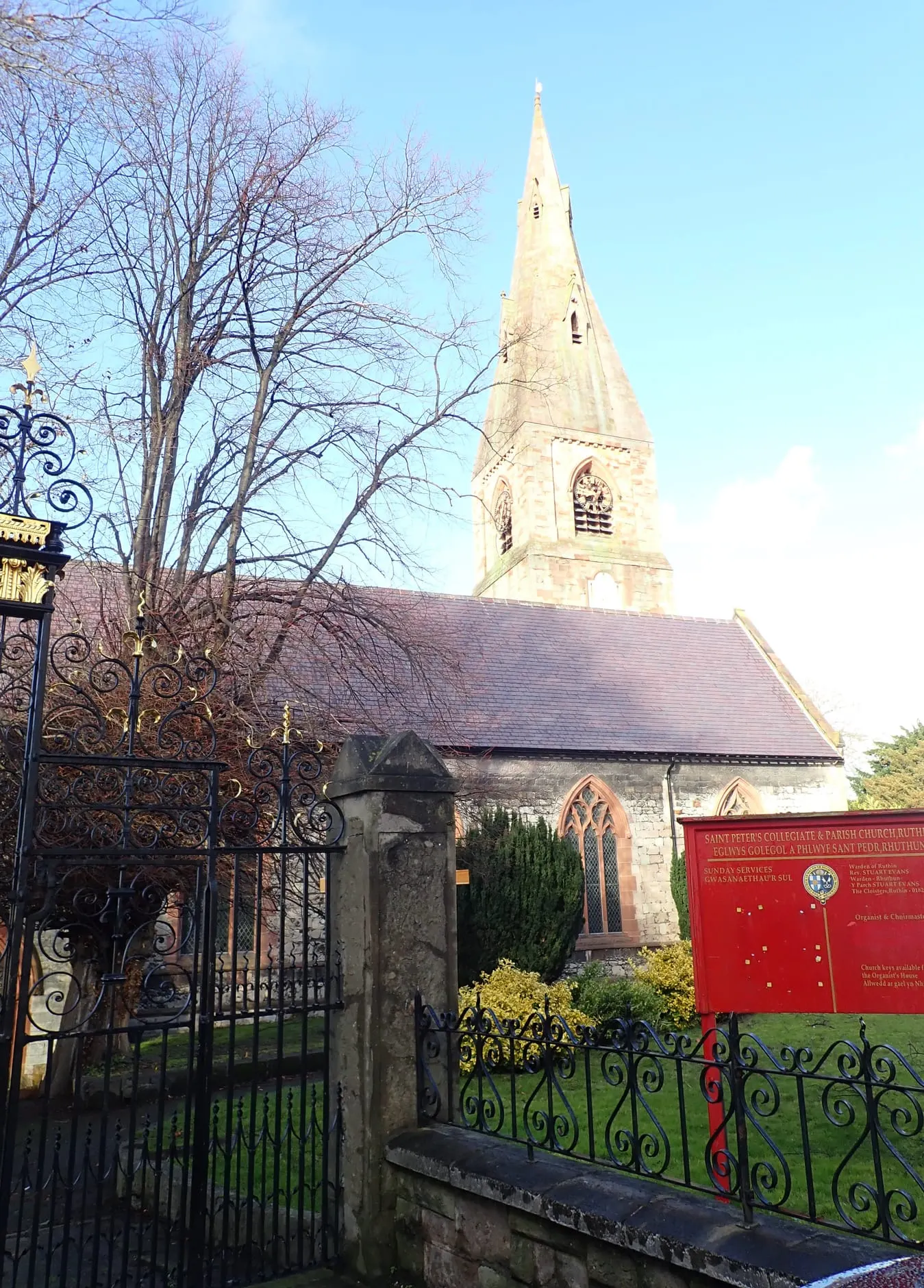 Photo of St Peter's Church, Ruthin, a church in Denbighshire, north Wales.