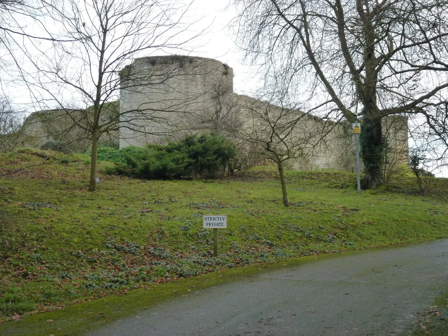 Photo of Barnwell Castle, a ruined castle in Northamptonshire, central England.