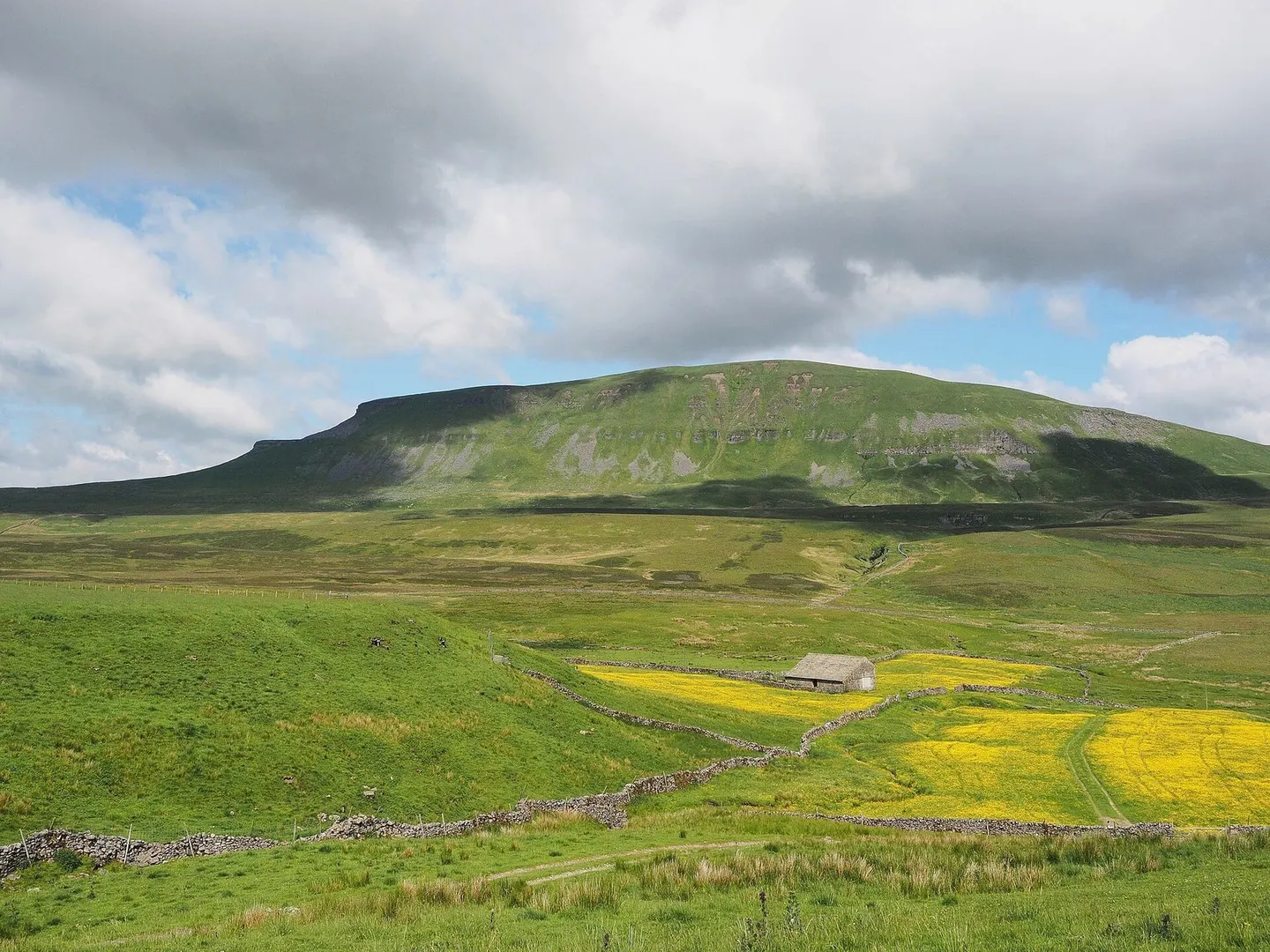 Photo: Pen-y-ghent, a 694m hill near Horton-in-Ribblesdale in the Yorkshire Dales, North Yorkshire, northern England.