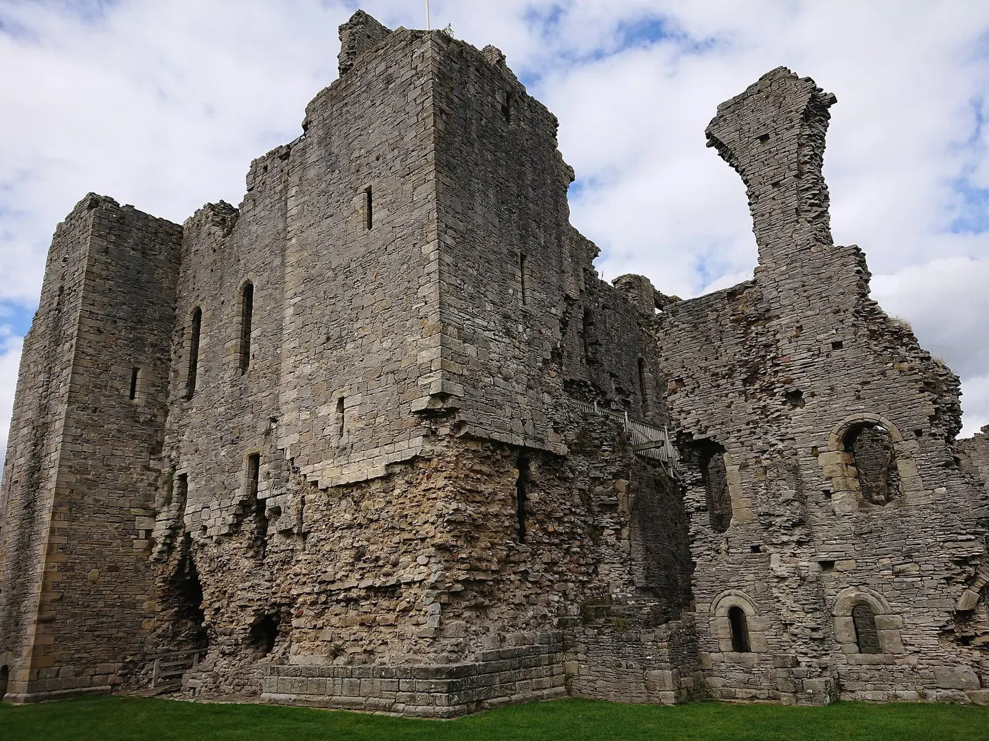 Photo of Middleham Castle, a ruined castle near Leyburn, North Yorkshire, northern England.