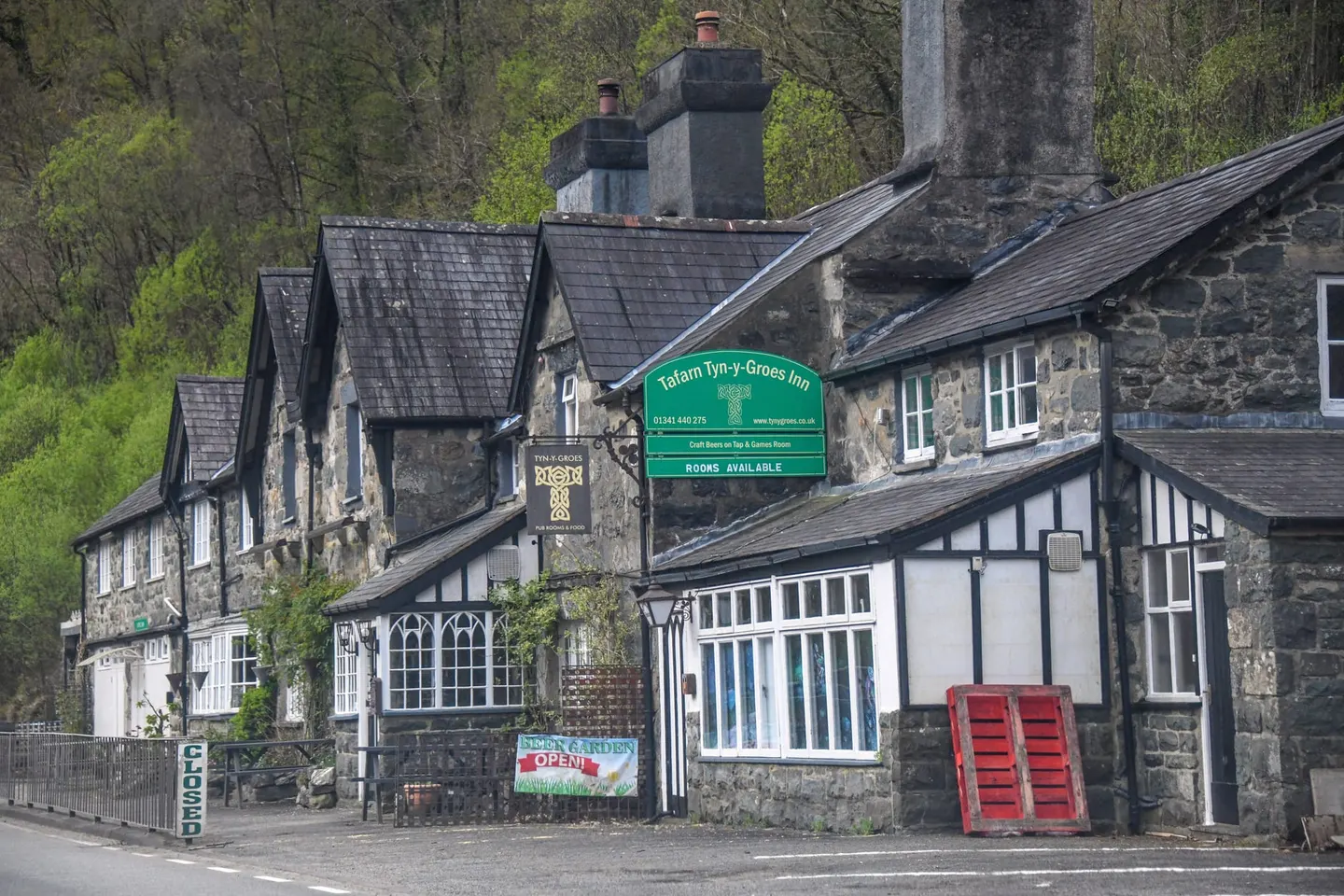 Photo of Ty'n-y-Groes Hotel, a pub near Ganllwyd in Eryri, Gwynedd, north Wales.