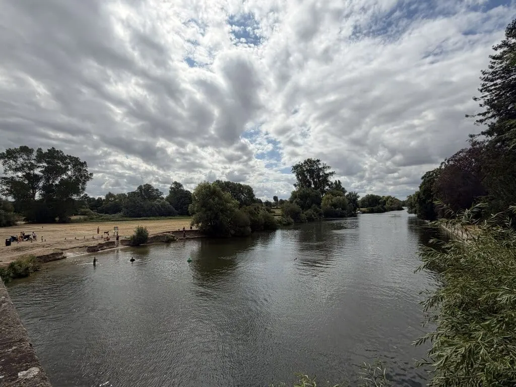 Photo of Wallingford Beach, River Thames, a swimming spot in Oxfordshire, south east England.