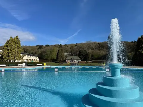 Photo of Ilkley Lido, a lido in West Yorkshire, northern England.