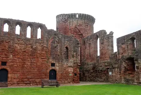Photo of Bothwell Castle, a ruined castle in South Lanarkshire, southern Scotland.