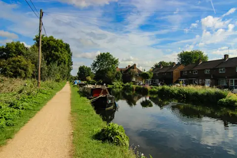 Photo along the Lea Valley Walk, a 50-mile long-distance path running from Luton to Limehouse Basin, England.