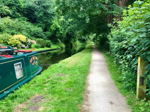 Photo of the Staffordshire & Worcestershire Canal, a 46-mile canal running from Great Haywood Junction to Stourport-on-Severn, central England.