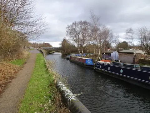 Photo of the Wyrley & Essington Canal, a 17-mile canal running from Wolverhampton to Brownhills, central England.