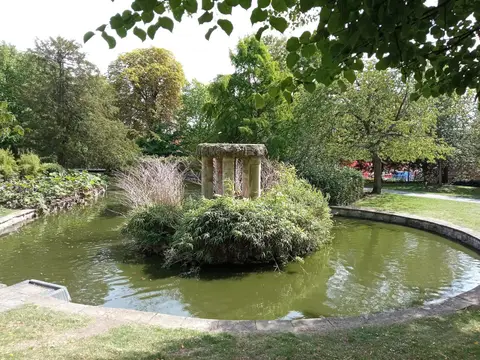 Photo of Lincoln Arboretum, a Grade II registered house & garden in Lincolnshire, central England.