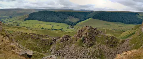 Photo of Alport Castles, a rock formation near Edale in the Peak District, Derbyshire, central England.