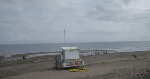 Photo of Sandsend Beach, a swimming spot in North Yorkshire, northern England.