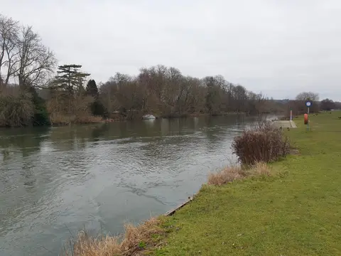 Photo of Pangbourne Meadow, River Thames, a swimming spot in the North Wessex Downs, Oxfordshire, south east England.