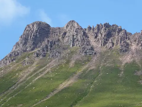 Photo: Stac Pollaidh, a 612m hill near Achiltibuie in Assynt–Coigach, Highland, the Scottish Highlands and Islands.