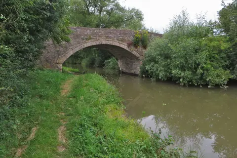 Photo of the Oxford Canal, a 78-mile canal running from Oxford to Coventry, England.
