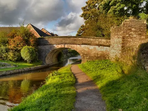Photo of the Macclesfield Canal, a 26-mile canal running from Marple Junction to Hall Green, England.