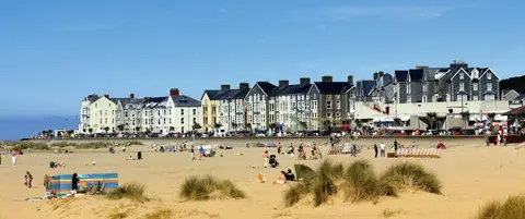 Photo of Barmouth Beach, a beach in Gwynedd, north Wales.