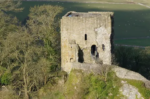 Photo of Peveril Castle, a ruined castle near Castleton in the Peak District, Derbyshire, central England.