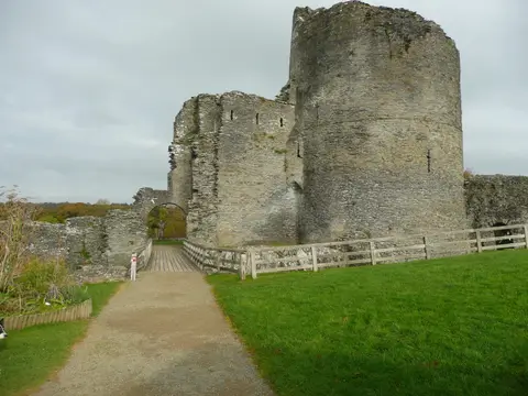 Photo of Cilgerran Castle, a ruined castle in Pembrokeshire, south west Wales.