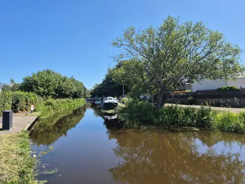 Photo along the Forth & Clyde and Union Canal Towpath, a long-distance trail running from Bowling to Edinburgh, central Scotland.